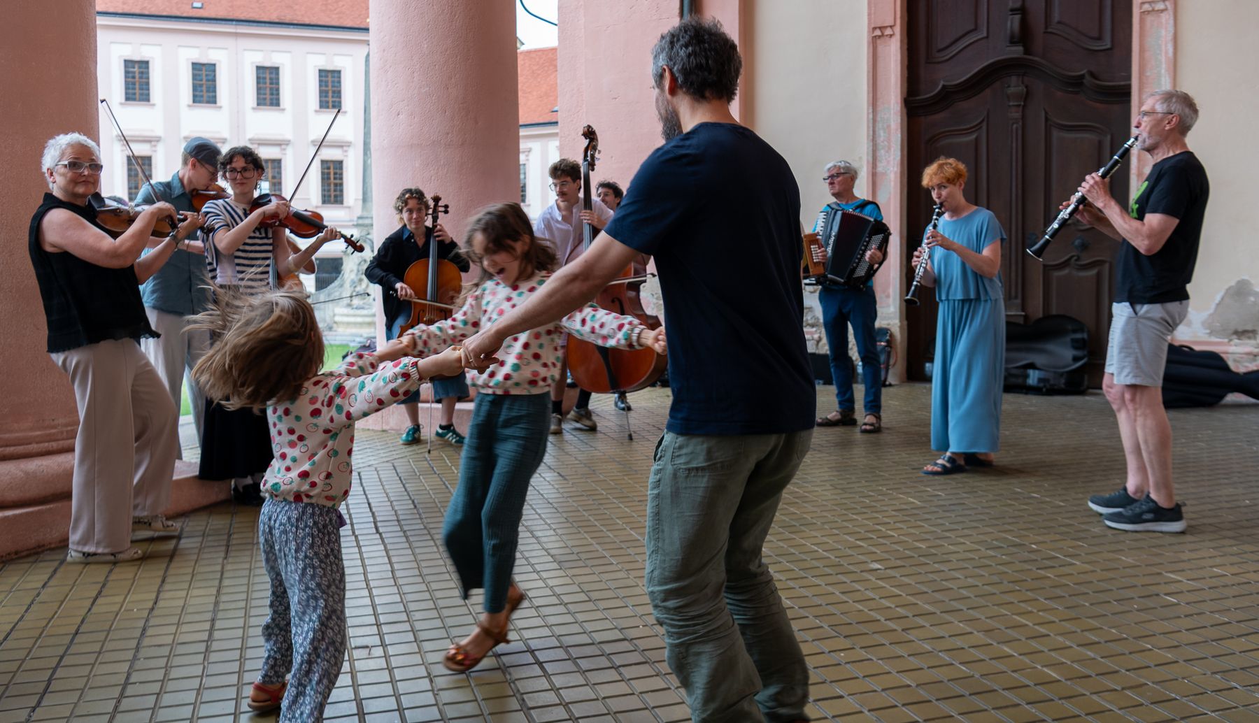 Tanzmusik-Werkstatt mit Musiker:innen und tanzenden Kindern