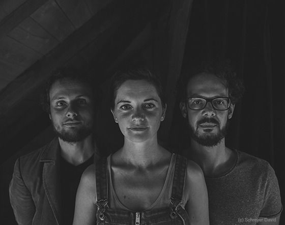 Landor: Porträt der drei Musiker:innen in Schwarzweiß